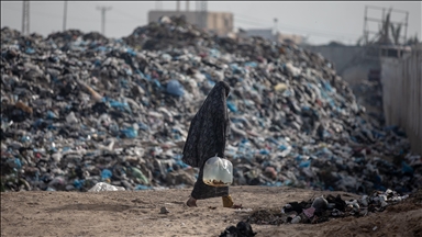 Yakıt krizine karşı çaresiz kalan Filistinliler, çöp yığınları arasından yakacak topluyor
