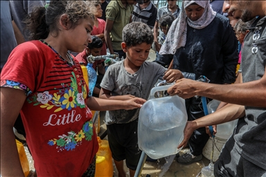 Гуманитарные организации распределили питьевую воду в городе Газа