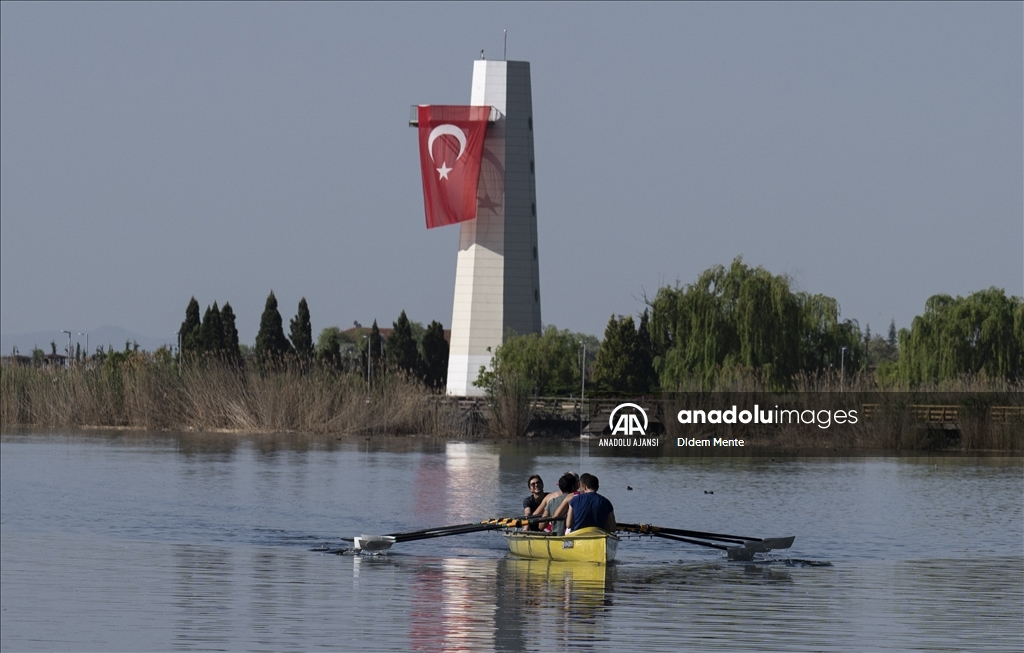Denizsiz kentin sporcuları Mogan Gölü’nde kürek çekiyor