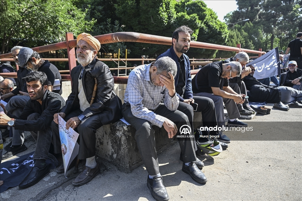 İran Cumhurbaşkanı Reisi'nin cenaze namazını ülke lideri Hamaney kıldırdı