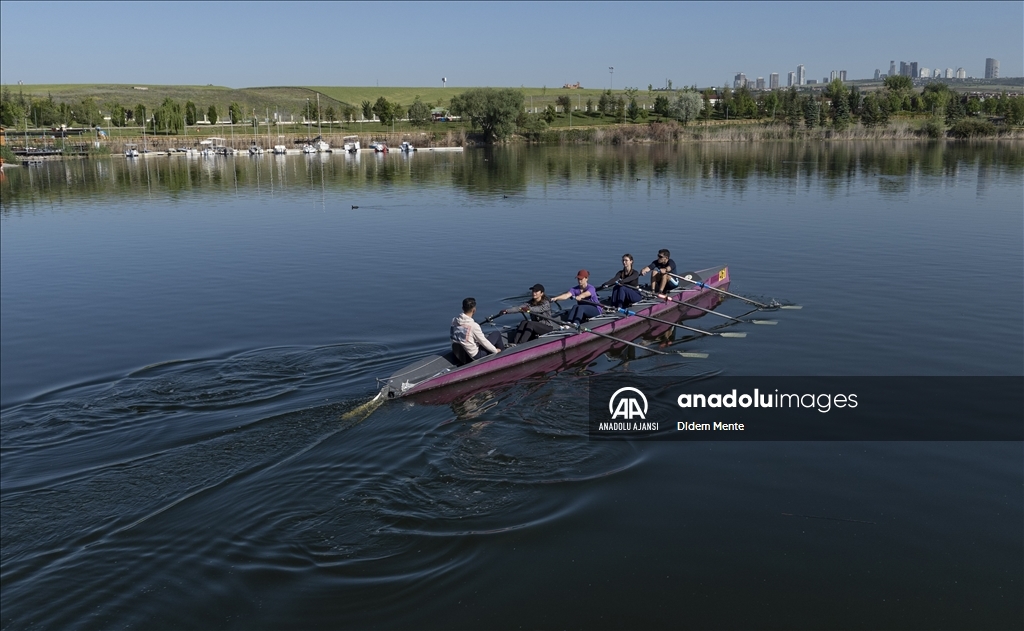 Denizsiz kentin sporcuları Mogan Gölü’nde kürek çekiyor