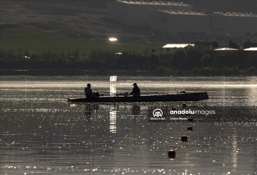 Denizsiz kentin sporcuları Mogan Gölü’nde kürek çekiyor