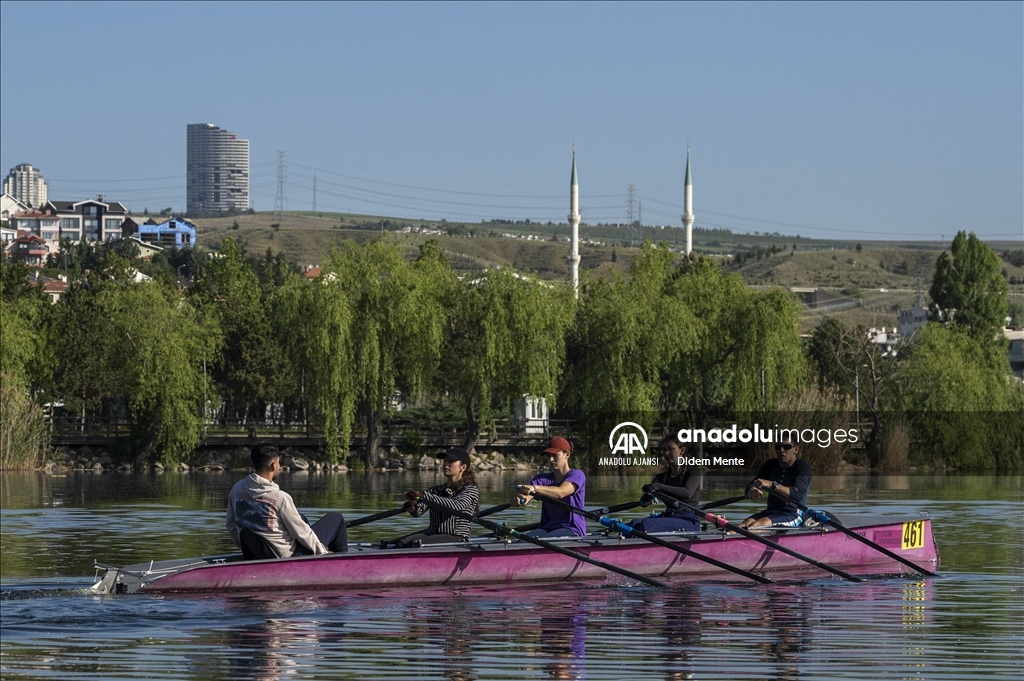 Denizsiz kentin sporcuları Mogan Gölü’nde kürek çekiyor
