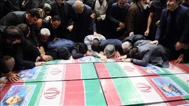 Helikopter kazasında yaşamını yitiren İran Cumhurbaşkanı Reisi ve beraberindekiler için Tahran'da cenaze namazı kılındı