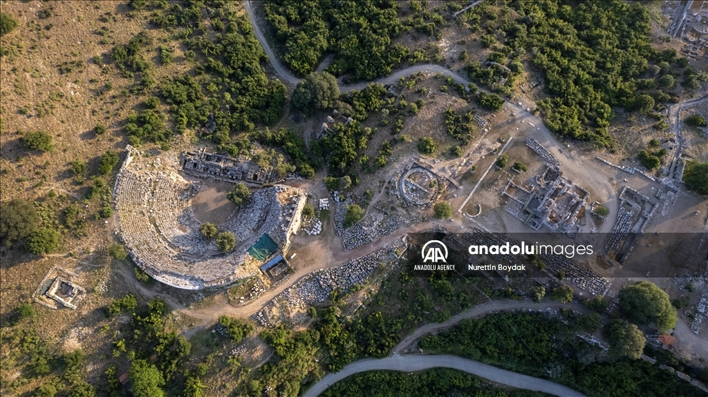 Руины античного города Каунос и скальные гробницы