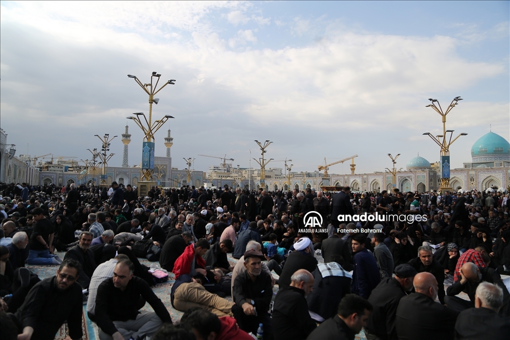 Helikopter kazasında ölen İran Cumhurbaşkanı Reisi Meşhed'teki İmam Rıza Türbesi'nde defnedildi