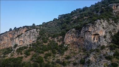 Руины античного города Каунос и скальные гробницы