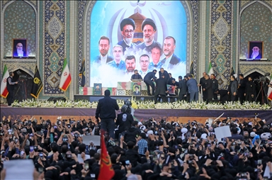 دفن جثمان الرئيس الإيراني الراحل في مشهد