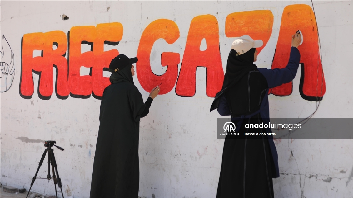 Filistinli gençler enkaz kalıntıları üzerine çizdikleri grafiti ve resimlerle dünyaya "savaşı durdurun" mesajı gönderiyor
