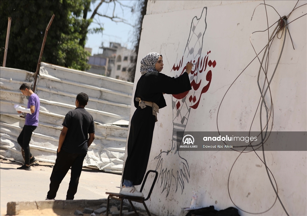 Filistinli gençler enkaz kalıntıları üzerine çizdikleri grafiti ve resimlerle dünyaya "savaşı durdurun" mesajı gönderiyor