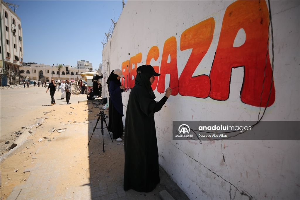 Filistinli gençler enkaz kalıntıları üzerine çizdikleri grafiti ve resimlerle dünyaya "savaşı durdurun" mesajı gönderiyor