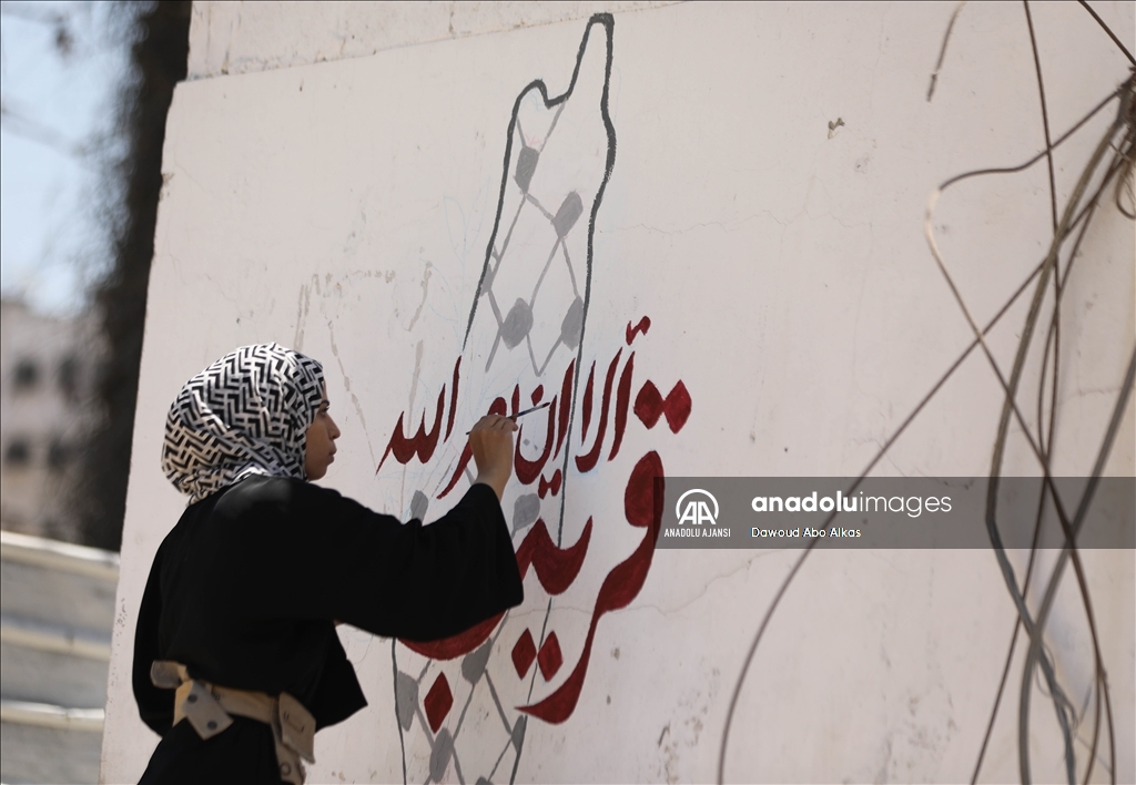 Filistinli gençler enkaz kalıntıları üzerine çizdikleri grafiti ve resimlerle dünyaya "savaşı durdurun" mesajı gönderiyor