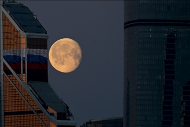 Prizori punog mjeseca tokom protekle noći na nebu iznad Moskve