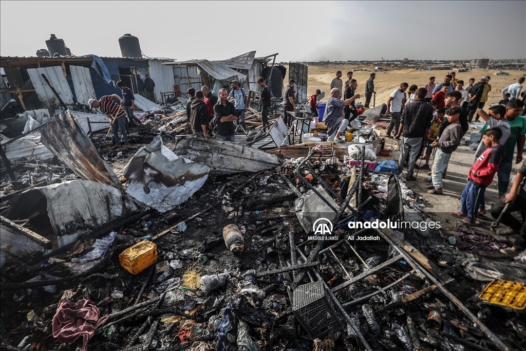 İsrail'in Refah'ta yerinden edilmiş Filistinlilerin kampını bombalaması sonucu onlarca kişi öldü