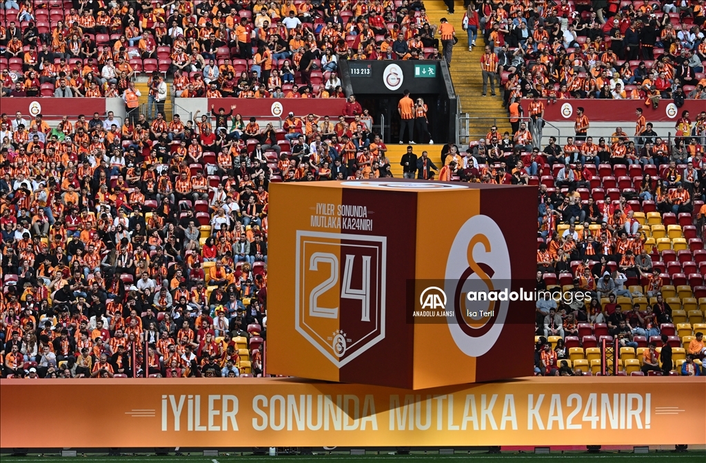 Galatasaraylı taraftarlar, şampiyonluk kutlamaları için RAMS Park'ta
