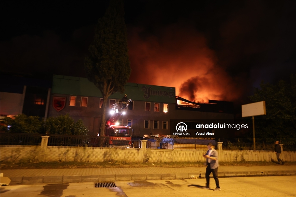 Samsun'da yatak fabrikasında yangın çıktı