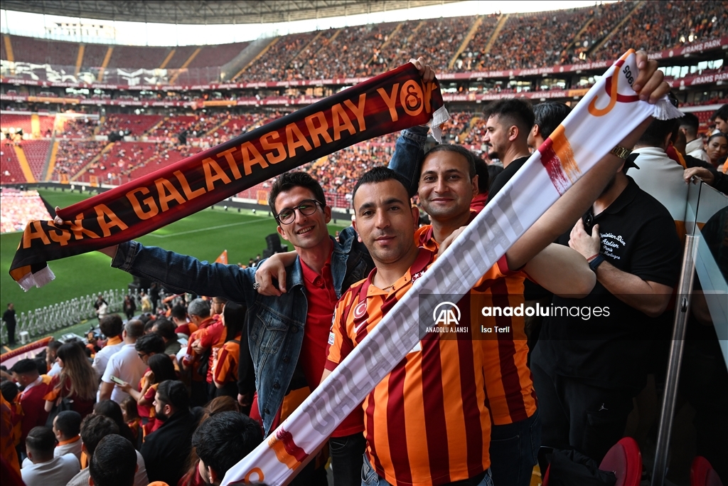 Galatasaraylı taraftarlar, şampiyonluk kutlamaları için RAMS Park'ta