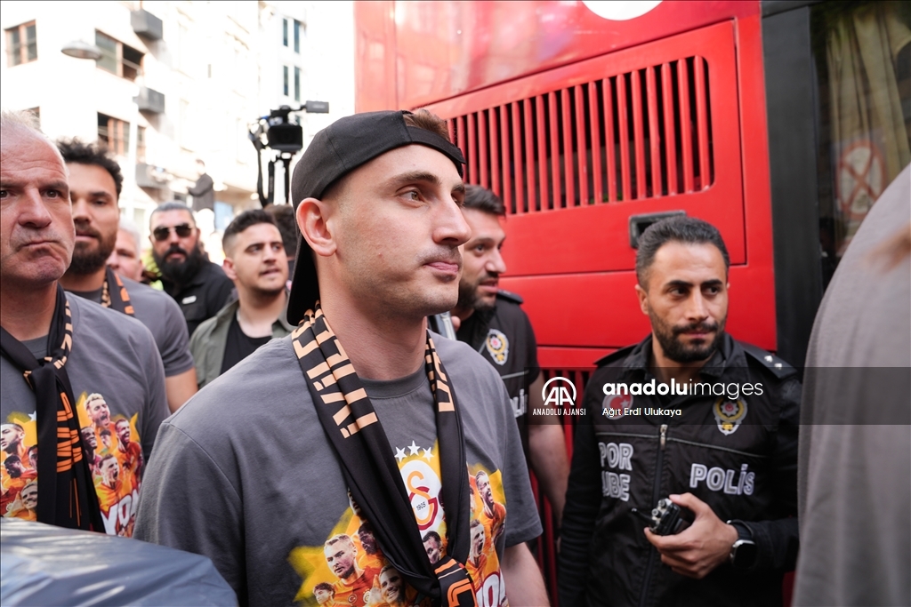 Galatasaraylı oyuncular, şampiyonluk kutlamaları için RAMS Park'a hareket etti