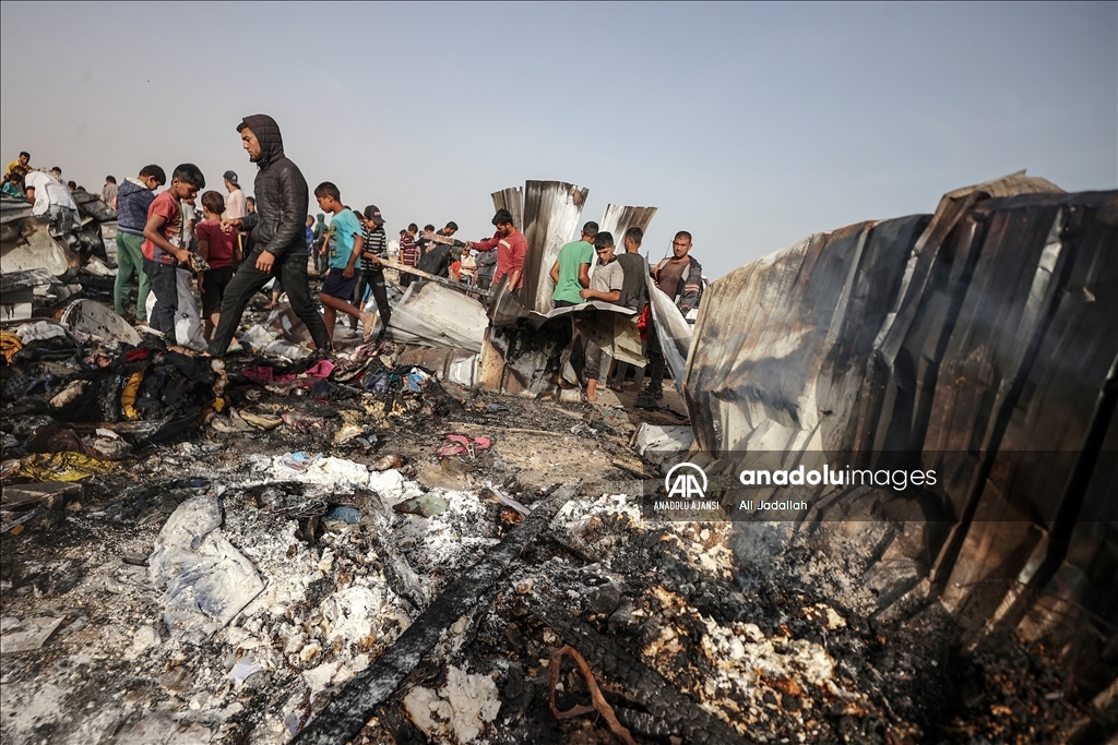 İsrail'in Refah'ta yerinden edilmiş Filistinlilerin kampını bombalaması sonucu onlarca kişi öldü