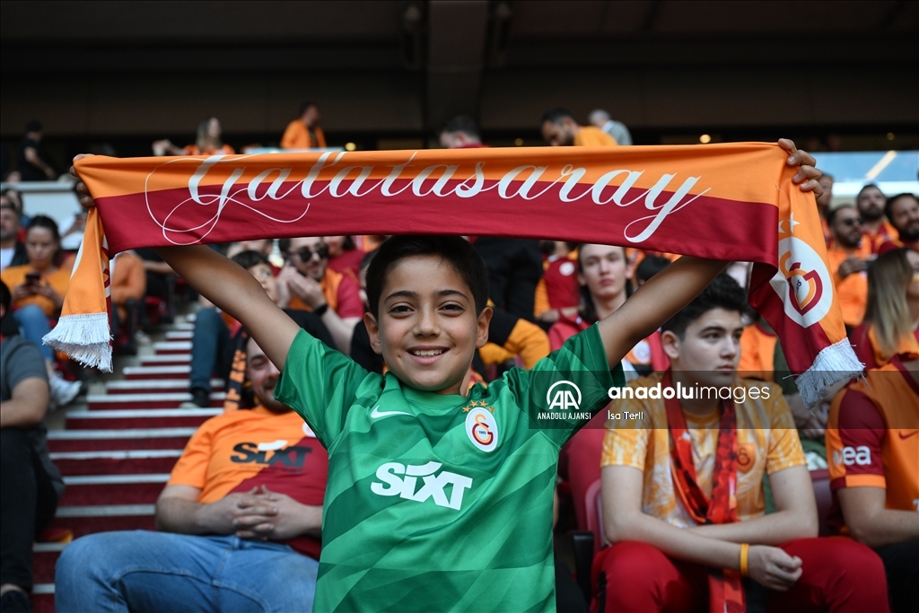 Galatasaraylı taraftarlar, şampiyonluk kutlamaları için RAMS Park'ta