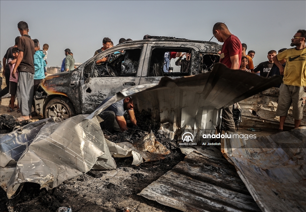 İsrail'in Refah'ta yerinden edilmiş Filistinlilerin kampını bombalaması sonucu onlarca kişi öldü
