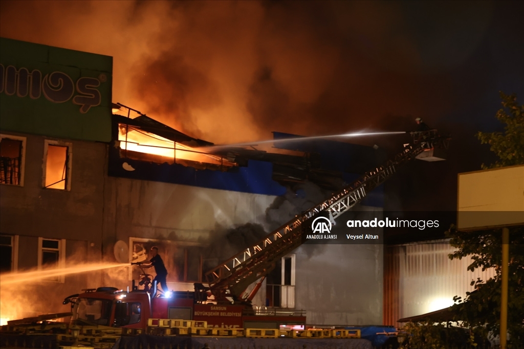Samsun'da yatak fabrikasında yangın çıktı