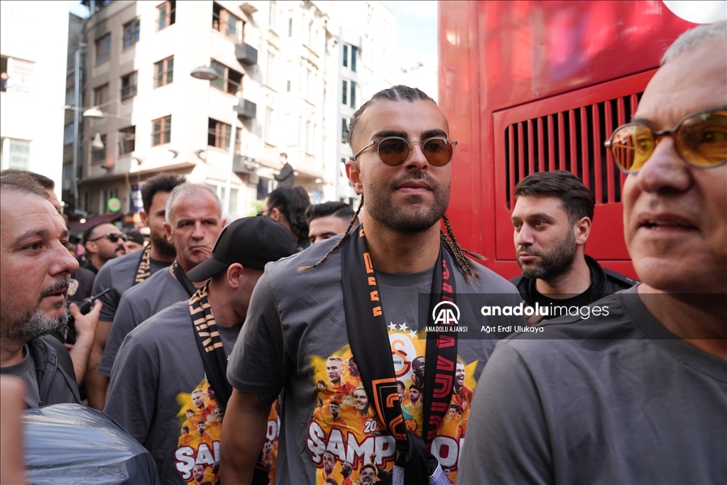 Galatasaraylı oyuncular, şampiyonluk kutlamaları için RAMS Park'a hareket etti