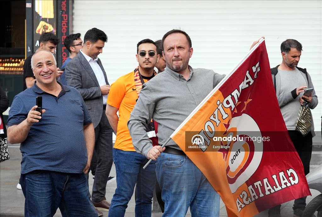 Galatasaraylı oyuncular, şampiyonluk kutlamaları için RAMS Park'a hareket etti