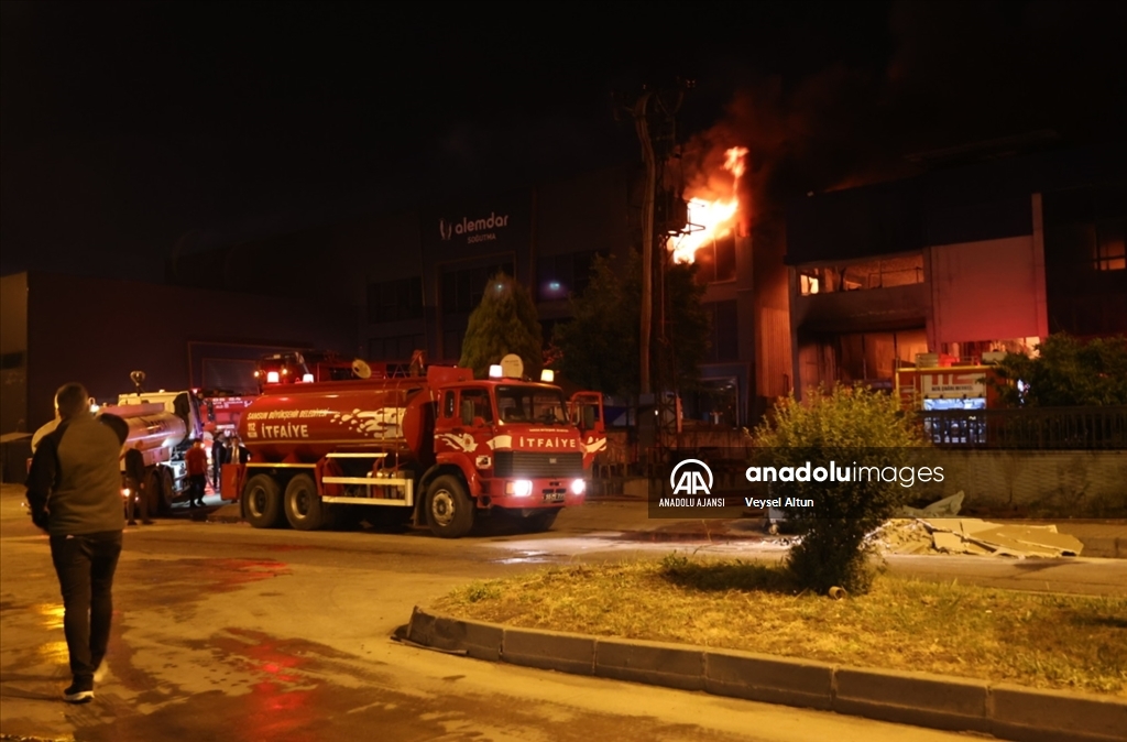 Samsun'da yatak fabrikasında yangın çıktı