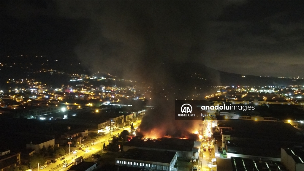 Samsun'da yatak fabrikasında yangın çıktı