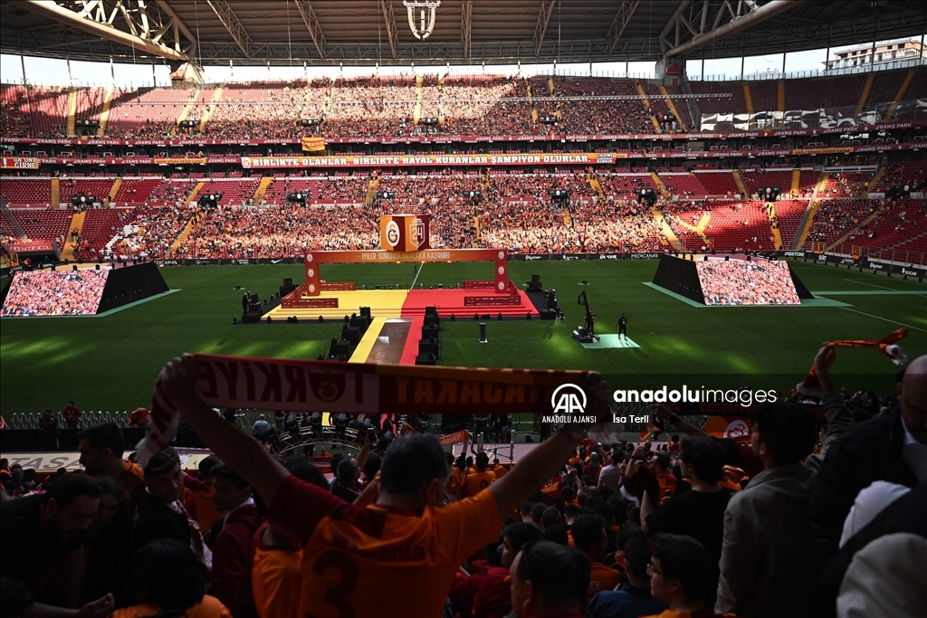 Galatasaraylı taraftarlar, şampiyonluk kutlamaları için RAMS Park'ta