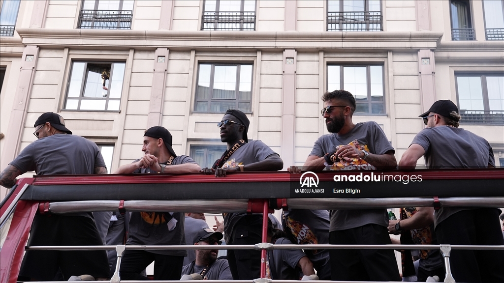 Galatasaraylı oyuncular, şampiyonluk kutlamaları için RAMS Park'a hareket etti