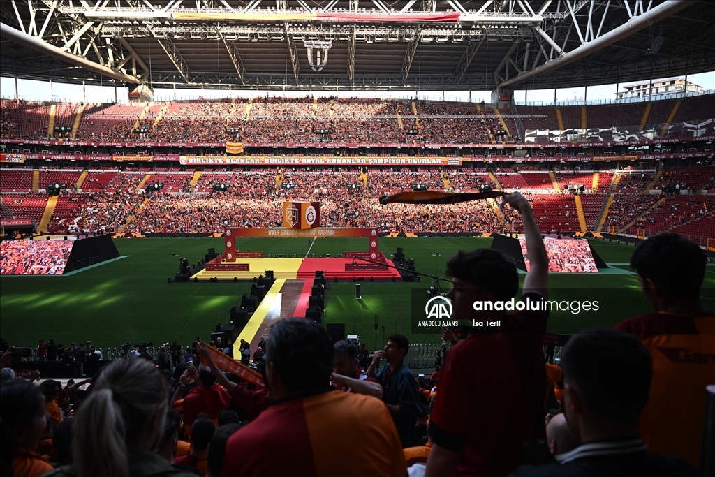 Galatasaraylı taraftarlar, şampiyonluk kutlamaları için RAMS Park'ta