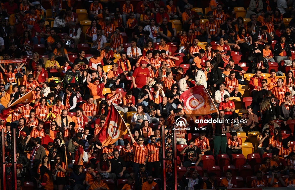 Galatasaraylı taraftarlar, şampiyonluk kutlamaları için RAMS Park'ta