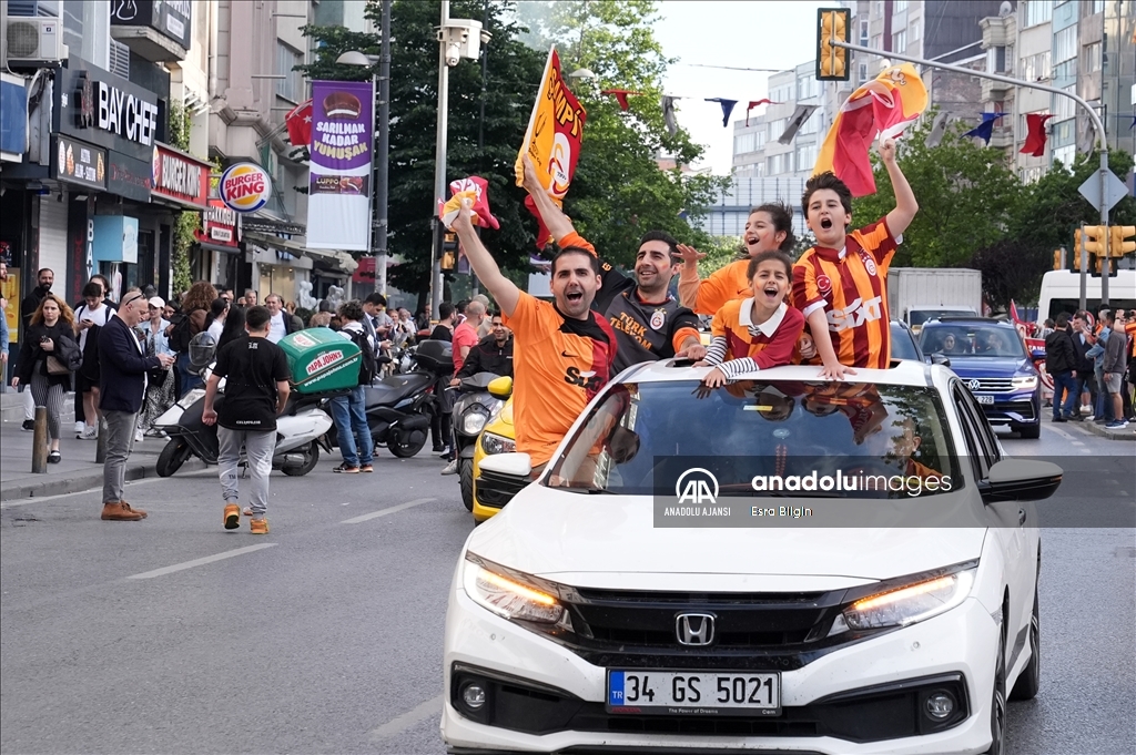 Galatasaraylı oyuncular, şampiyonluk kutlamaları için RAMS Park'a hareket etti