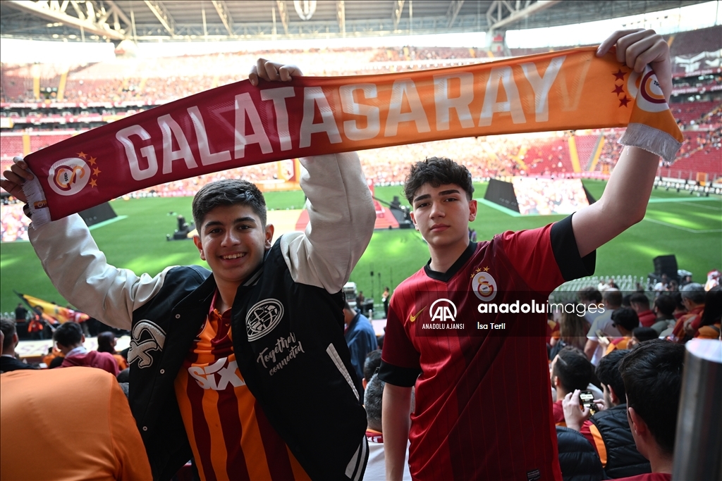 Galatasaraylı taraftarlar, şampiyonluk kutlamaları için RAMS Park'ta