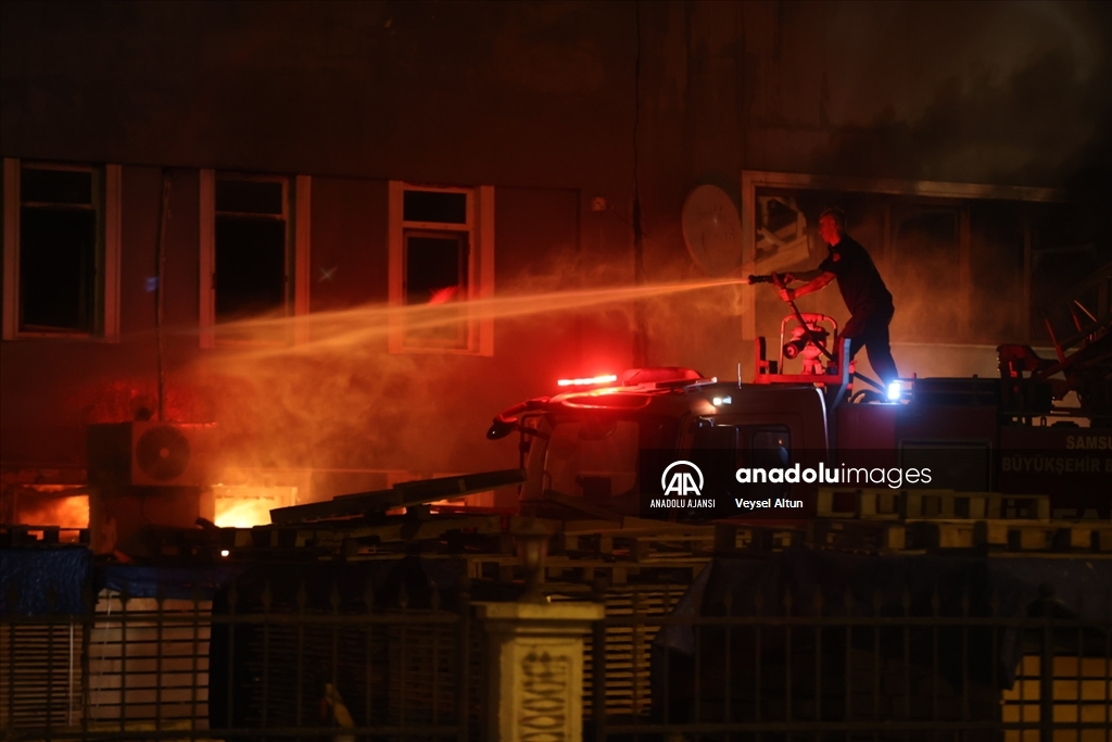 Samsun'da yatak fabrikasında yangın çıktı