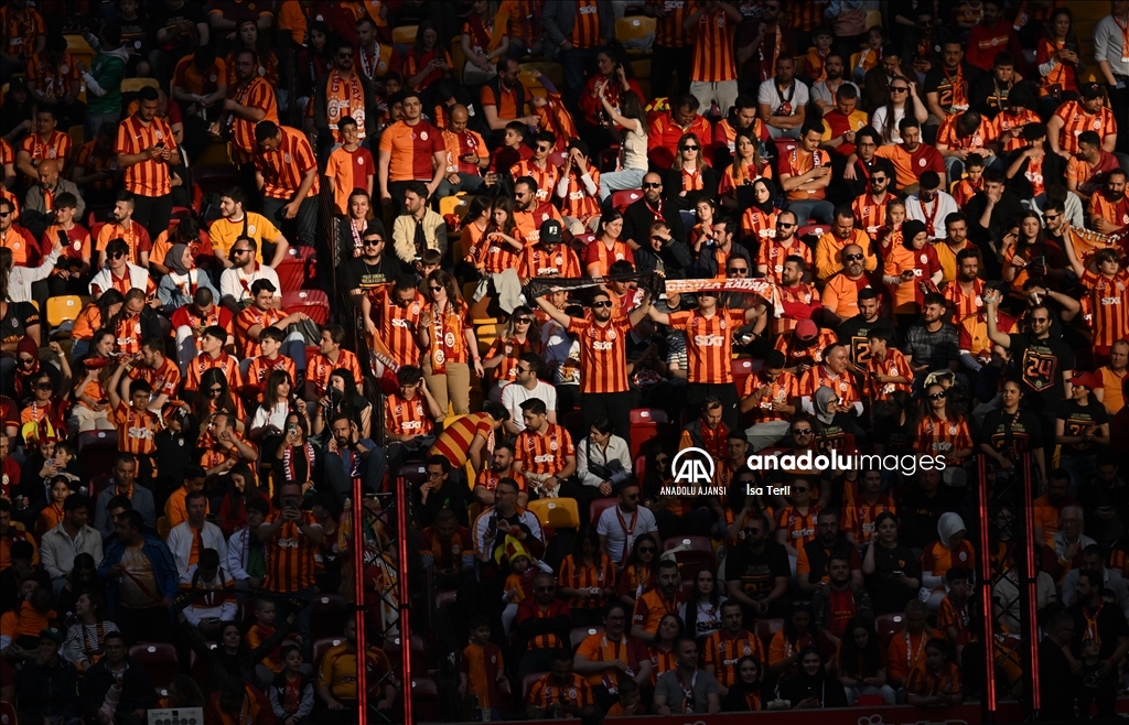 Galatasaraylı taraftarlar, şampiyonluk kutlamaları için RAMS Park'ta