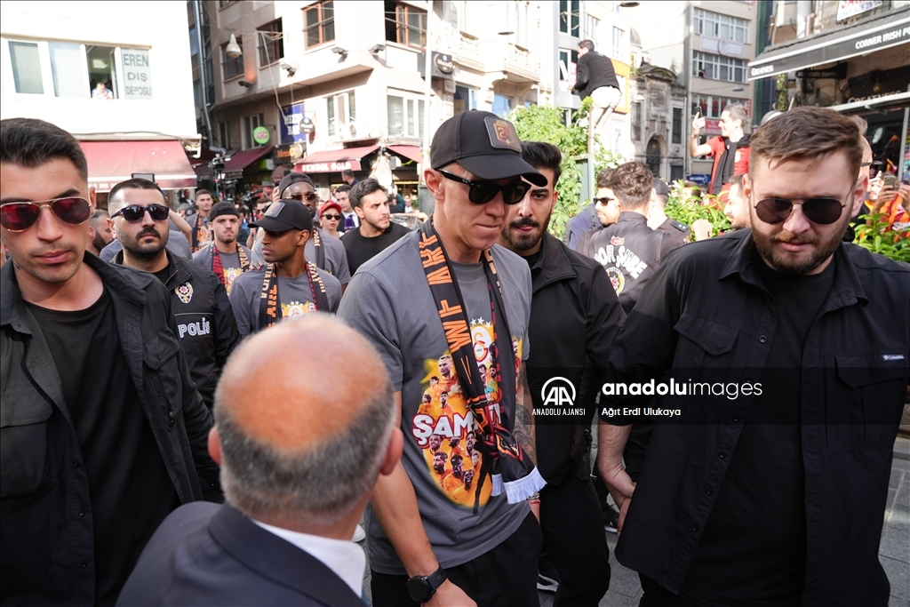 Galatasaraylı oyuncular, şampiyonluk kutlamaları için RAMS Park'a hareket etti
