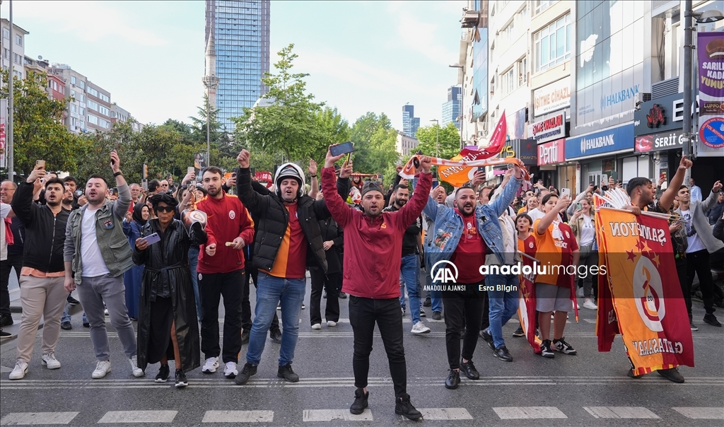 Galatasaraylı oyuncular, şampiyonluk kutlamaları için RAMS Park'a hareket etti