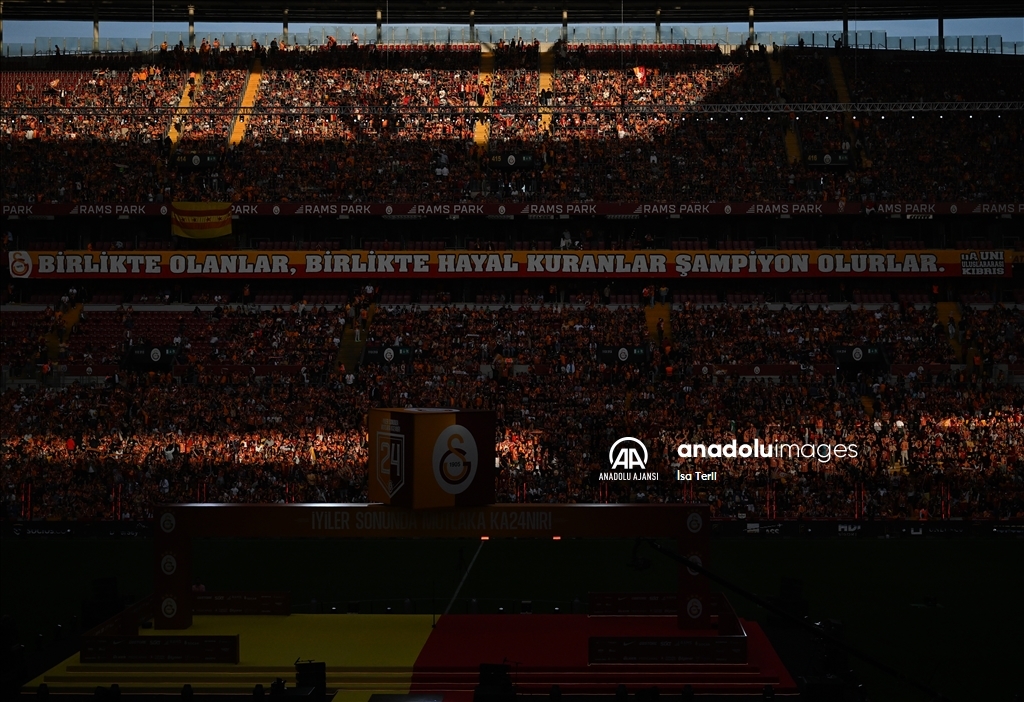 Galatasaraylı taraftarlar, şampiyonluk kutlamaları için RAMS Park'ta