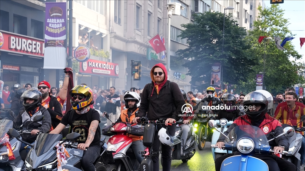 Galatasaraylı oyuncular, şampiyonluk kutlamaları için RAMS Park'a hareket etti