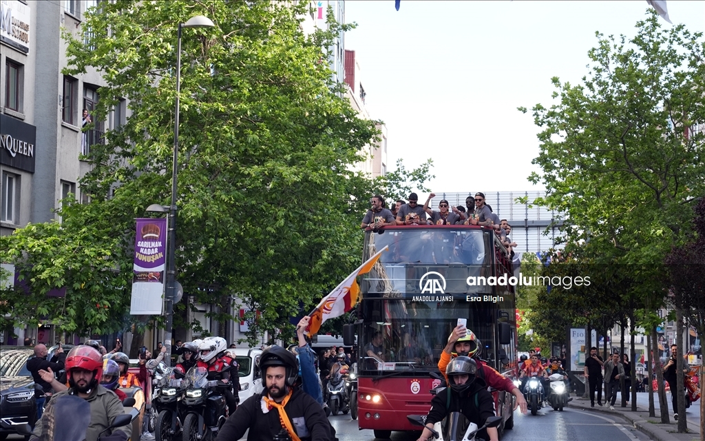 Galatasaraylı oyuncular, şampiyonluk kutlamaları için RAMS Park'a hareket etti