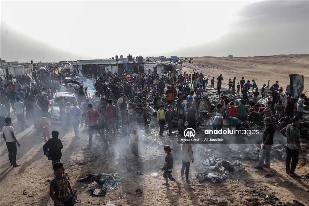 İsrail'in Refah'ta yerinden edilmiş Filistinlilerin kampını bombalaması sonucu onlarca kişi öldü