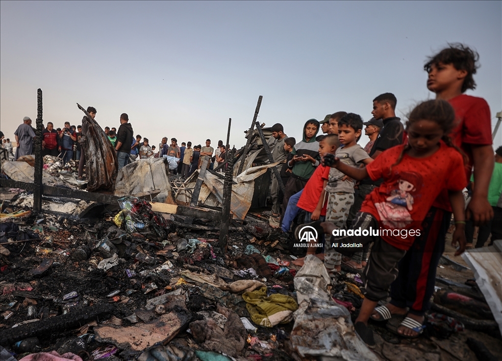 İsrail'in Refah'ta yerinden edilmiş Filistinlilerin kampını bombalaması sonucu onlarca kişi öldü
