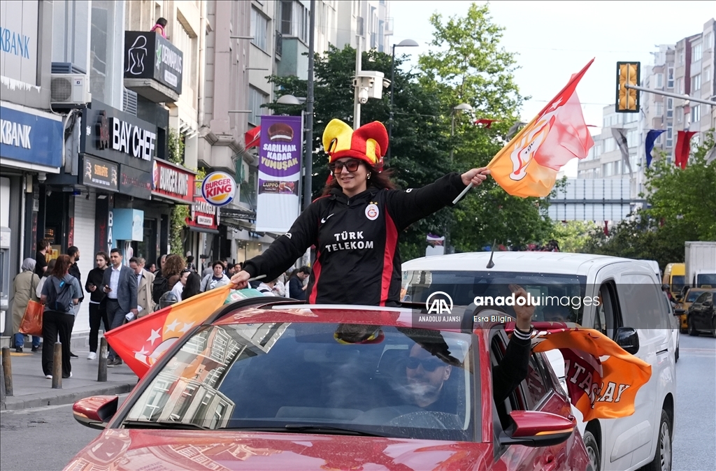 Galatasaraylı oyuncular, şampiyonluk kutlamaları için RAMS Park'a hareket etti