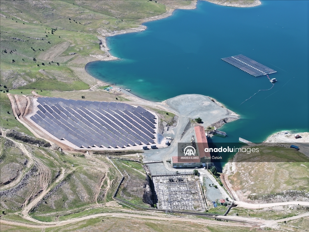 Türkiye'nin ilk yüzer güneş enerjisi santrali, elektrik üretimine haziranda başlıyor