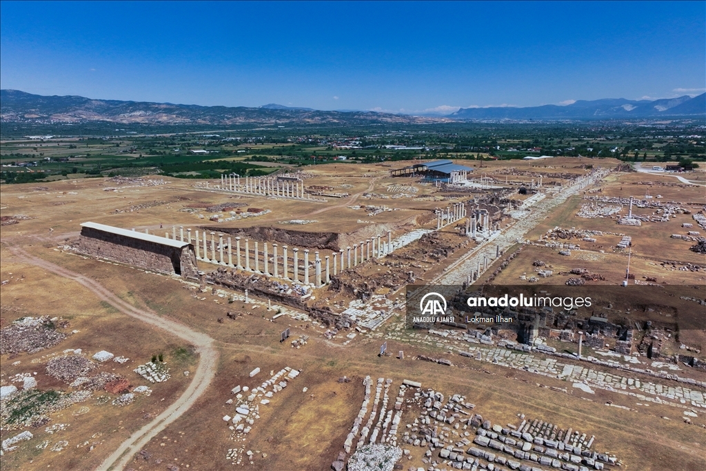 Laodikya'da 21 yıllık kazılarda 5 bin üzerinde tarihi eser gün yüzüne çıkarıldı