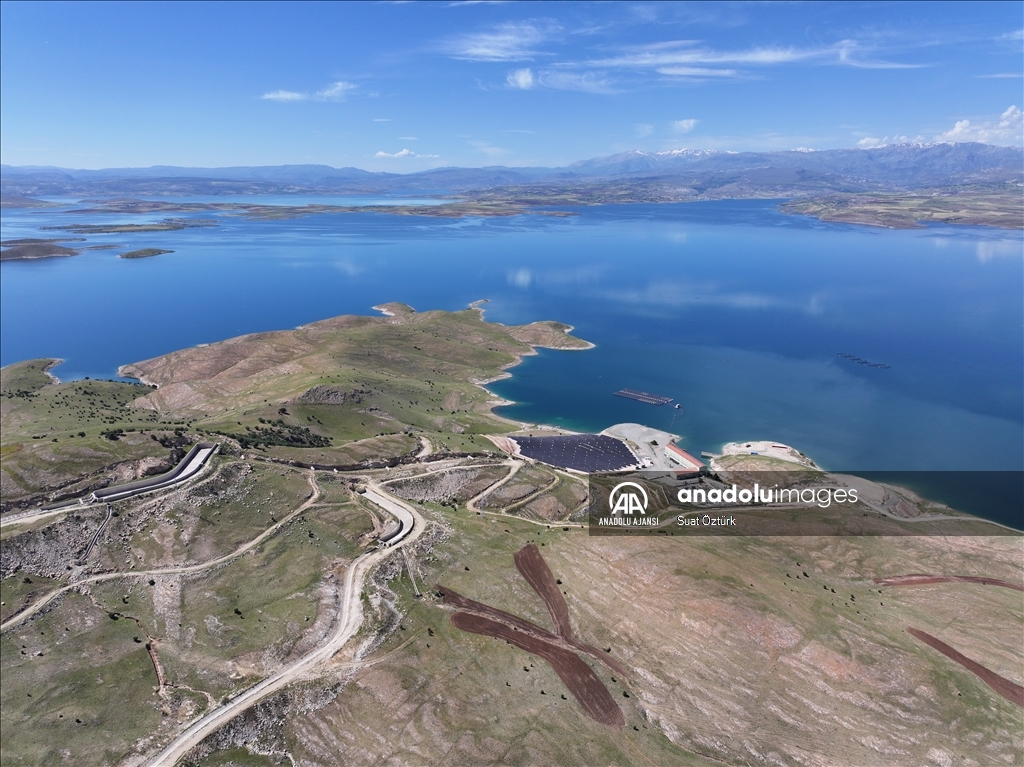 Türkiye'nin ilk yüzer güneş enerjisi santrali, elektrik üretimine haziranda başlıyor