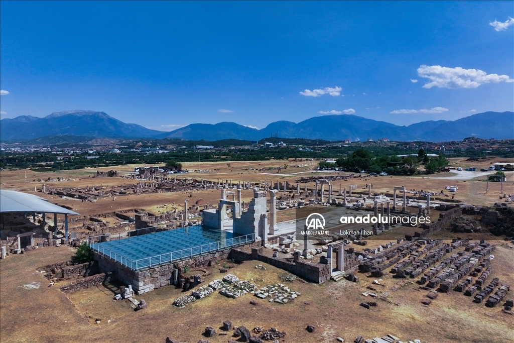 Laodikya'da 21 yıllık kazılarda 5 bin üzerinde tarihi eser gün yüzüne çıkarıldı
